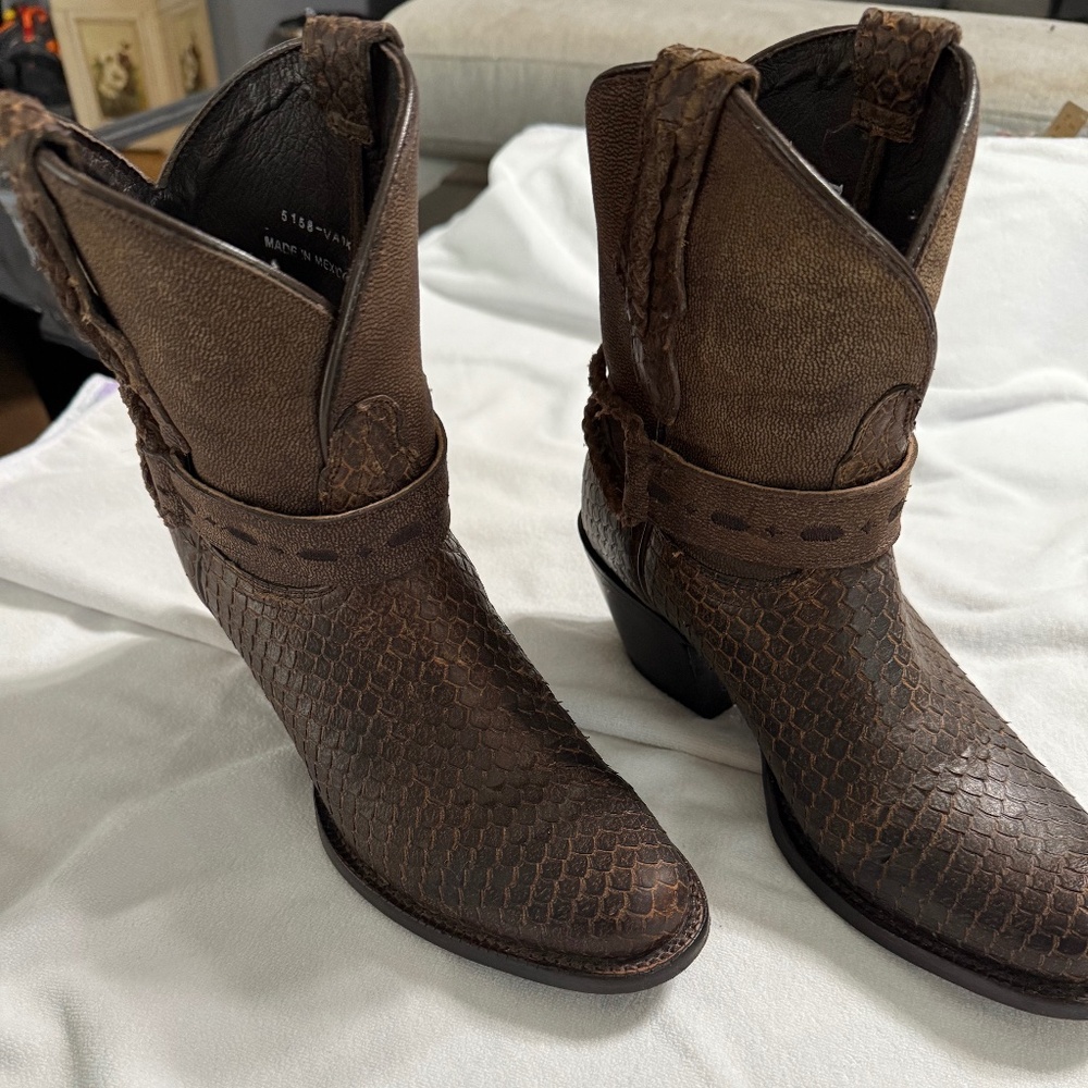 Tony Lama Boots Women's size 6.5 fits like size 7 Brown Leather